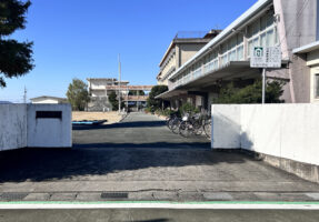 豊川市立中部中学校まで2200m