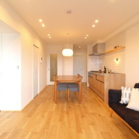 ウッドラックとカフェ風キッチンのある暮らし